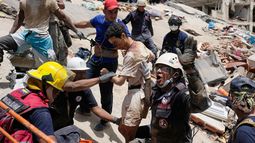 Rescatistas sacan a Daniel Cordero de entre los escombros de su casa en Catia la Mar, Venezuela, el viernes 26 de junio de 2026, dos días después de los sismos ocurridos en el país. (AP Foto/Fernando Vergara)