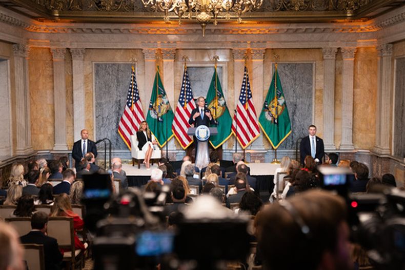 El secretario del Tesoro de EEUU, Scott Bessent, interviene en un acto sobre las Cuentas Trump para niños que viven en hogares de acogida, celebrado en el Departamento del Tesoro el jueves 11 de junio de 2026 en Washington. (AP Foto/Allison Robbert)