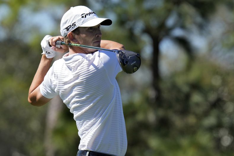 Jacob Bridgeman da el primer golpe en el sexto hoyo durante la primera ronda del torneo de golf Valspar Championship, el jueves 20 de marzo de 2025, en Innisbrook en Palm Harbor, Florida (AP Foto/Chris OMeara)