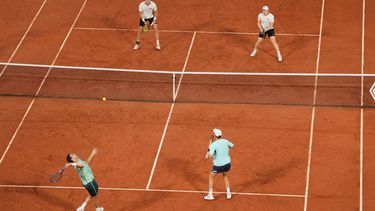 El español Marcel Granollers, abajo a la izquierda, y el argentino Horacio Zeballos juegan contra el finlandés Harri Heliovaara, arriba a ka derecha, y el btiránico Henry Patten, arriba a la izquierda, durante la final del torneo de dobles del Abierto de Francia, el sábado 6 de junio de 2026, en París. (AP Foto/Thibault Camus)