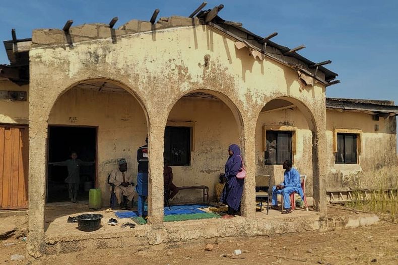Los dolientes se reúnen en la casa de Hassan Yakubu Makuku, subdirector de la Escuela Secundaria Pública para Chicas, donde ayer hombres armados secuestraron a 25 niñas y lo mataron, en Kebbi, Nigeria, el martes 18 de noviembre de 2025. (Foto AP/Tunde Omolehin)