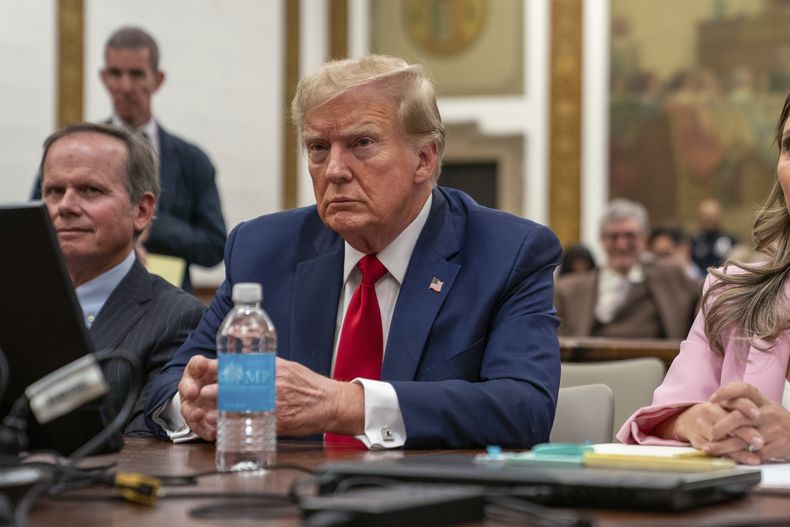 El expresidente Donald Trump asiste al juicio por fraude civil de la Organización Trump en la Corte Suprema del estado de Nueva York, el 7 de diciembre de 2023. (David Dee Delgado/Pool Photo vía AP, Archivo)