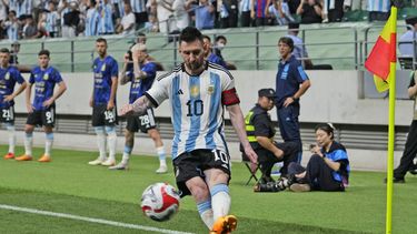 El capitán argentino Lionel Messi cobra un tiro de esquina durante el partido amistoso contra Australia, el jueves 15 de junio de 2023, en Beijing. (AP Foto/Andy Wong)