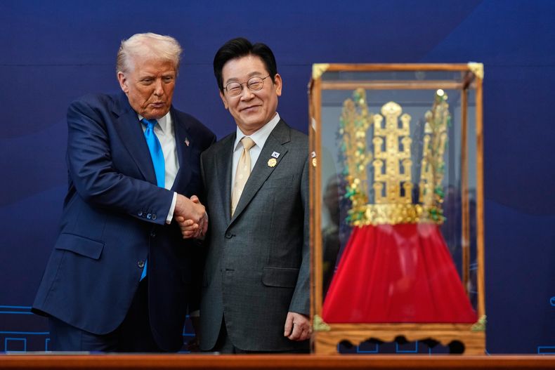 El presidente de EEUU, Donald Trump, estrecha la mano del presidente surcoreano Lee Jae Myung mientras recibe un regalo consistente en una corona de oro y una condecoración de la Gran Orden de Mugunghwa, que no se ve en la imagen, durante una ceremonia celebrada en el Museo Nacional de Gyeongju, en Corea del Sur, el miércoles 29 de octubre de 2025. (AP Foto/Mark Schiefelbein)