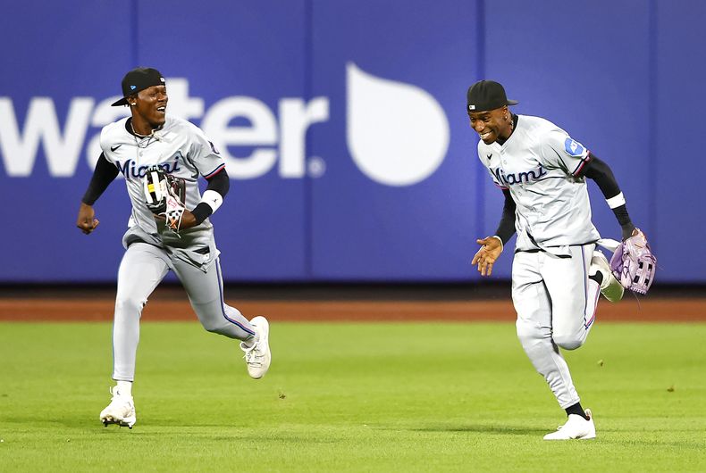 Los jardineros de los Marlins de Miami, Jazz Chisholm Jr., a la izquierda, y Nick Gordon, a la derecha, corren hacia el dugout durante la novena entrada, el martes 11 de junio de 2024, en Nueva York. (AP Foto/Noah K. Murray)
