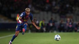 Lamine Yamal del Barcelona pasa el balón durante el partido contra Paris Saint-Germain por la Liga de Campeones, el miércoles 1 de octubre de 2025. (AP Foto/Emilio Morenatti)