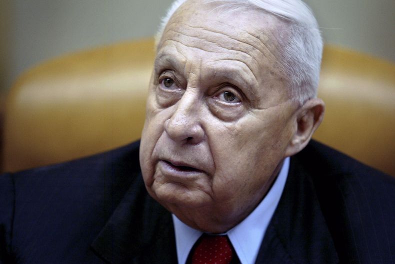 EL ex primer ministro israel&iacute; Ariel Sharon en una foto de archivo del 30 de enero del 2005 hace una pausa durante una reuni&oacute;n de gabinete en su oficina de Jerusal&eacute;n. Sharon, que ha estado en estado de coma durante ocho a&ntilde;os, se