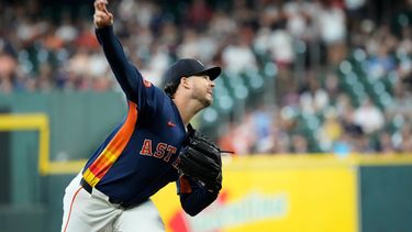 El lanzador abridor de los Astros de Houston, Peter Lambert, lanza contra los Rays de Tampa Bay durante la primera entrada de un partido de béisbol, el domingo 5 de julio de 2026, en Houston. (Foto AP/David J. Phillip)