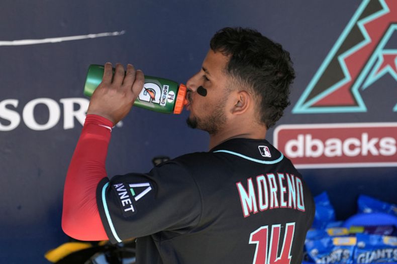 El venezolano Gabriel Moreno, de los Diamondbacks de Arizona, bebe en la cueva antes de un duelo de pretemporada frente a los Rockets de Houston, el jueves 12 de marzo de 2026 (AP Foto/Ross D. Franklin)