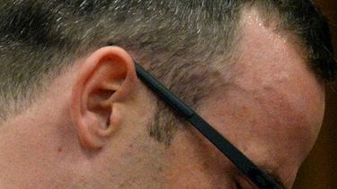 americateve | En imagen del lunes 24 de marzo de 2014 se ve al atleta paral&iacute;mpico Oscar Pistorius llorar en el tribunal mientras escucha una declaraci&oacute;n en Pretoria, Sud&aacute;frica.  (Foto de AP/Chris Collingridge, archivo)