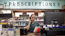 Carmen Lopez trabaja en Berts Pharmacy el 21 de mayo de 2024, en Elizabeth, Nueva Jersey. (AP Foto/Shelby Lum)