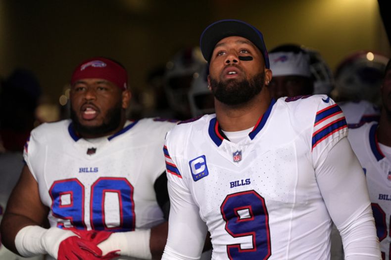 DeWayne Carter, izquierda, y Bradley Chubb, de los Bills de Buffalo, se preparan para saltar al campo previo al partido de la NFL ante los Rams de Los Ángeles, el lunes 12 de octubre de 2026, en Inglewood, California. (AP Foto/Gregory Bull)