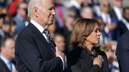 El presidente Joe Biden y la vicepresidenta Kamala Harris en la ceremonia para el Día de los Veteranos en Arlington, Virginia, el 11 de noviembre del 2024. (AP foto/Mark Schiefelbein)