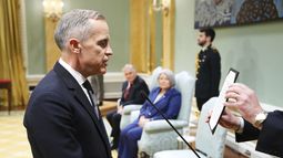 Mark Carney presta juramento como el nuevo primer ministro canadiense durante una ceremonia en Rideau Hall, en Ottawa, el viernes 14 de marzo de 2025. (Sean Kilpatrick/The Canadian Press vía AP)