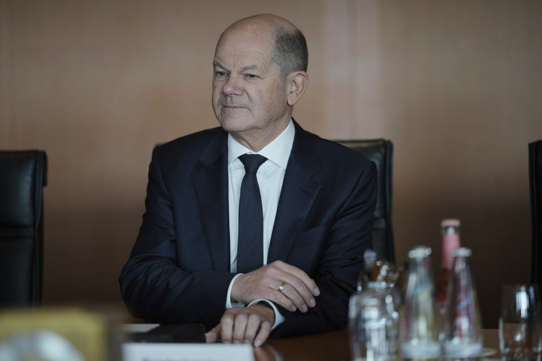 El canciller alemán Olaf Scholz llega a la reunión de gabinete en la cancillería en Berlín, 24 de enero de 2024. El presidente estadounidense Joe Biden recibirá al canciller alemán Olaf Scholz en la Casa Blanca el 9 de febrero en momentos que Occidente tiene problemas para enviar ayuda a Ucrania en la guerra contra Rusia. (AP Foto/Markus Schreiber)