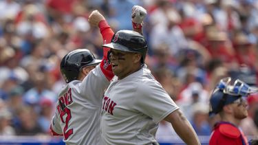 Rafael Devers (derecha) de los Medias Rojas de Boston luego de conectar un jonrón ante los Azulejos de Toronto, el sábado 1 de julio de 2023. (Frank Gunn/The Canadian Press vía AP)