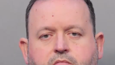 empleado del sistema escolar esta bajo fianza luego de ser arrestado por pedir sexo a un menor.