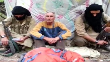 americateve | Extremistas argelinos aliados con el grupo Estado Islámico decapitaron a un rehén francés luego que Francia no accediese a sus demandas de cesar sus bombardeos en Irak, de acuerdo con un video dado a conocer el miércoles por una organización estadounidens