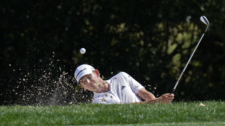 Jacob Bridgeman se lanza desde una trampa de arena en el séptimo hoyo durante la primera ronda del torneo de golf Valspar Championship, el jueves 20 de marzo de 2025, en Innisbrook, Palm Harbor, Florida. (Foto AP/Chris OMeara)