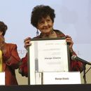 La autora mexicana Margo Glantz recibe un homenaje a la trayectoria del Instituto Nacional de Bellas Artes y Literatura de México el domingo 3 de marzo de 2024. A la izquierda está la directora general del instituto Lucina Jiménez López. (Foto AP/Berenice Bautista)