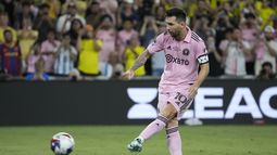 Lionel Messi, del Inter Miami, convierte un penal durante la tanda para definir la final de la Leagues Cup ante Nashville, el sábado 19 de agosto de 2023, en Nashville. (AP Foto/George Walker IV)