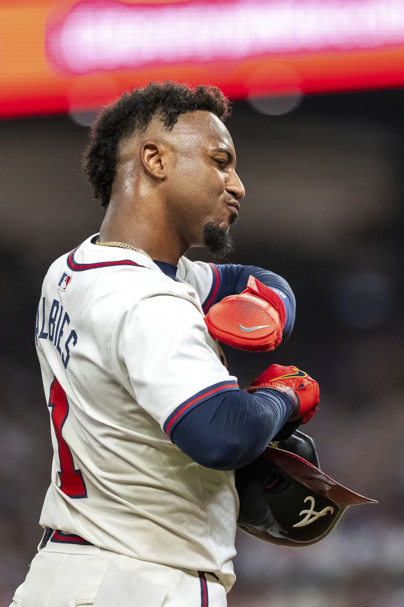 Ozzie Albies, de los Bravos de Atlanta, hace un gesto al dugout de los visitantes, luego de llegar a tercera en el juego del martes 24 de septiembre de 2024, ante los Mets de Nueva York (AP Foto/Jason Allen)