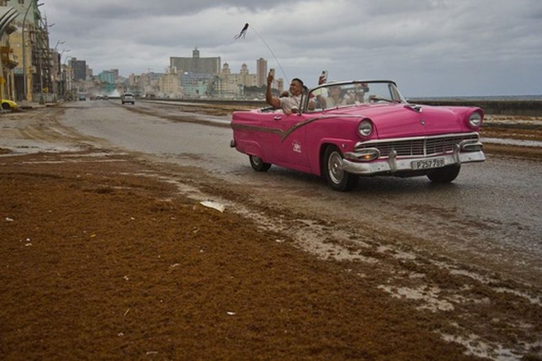 Turistas pasean en automóvil por el Malecón, en La Habana, Cuba, el miércoles 28 de enero de 2026. (Foto AP/Ramon Espinosa)