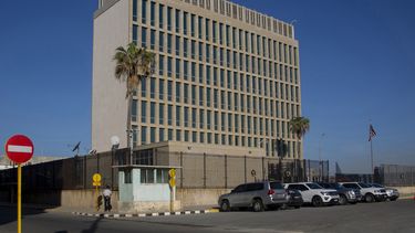 Foto tomada el 4 de enero de 2023 de la embajada estadounidense en La Habana. (Foto AP/Ismael Francisco)