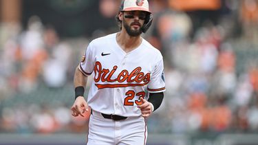 Blaze Alexander, de los Orioles de Baltimore, trota rumbo al plato para anotar gracias a un jonrón de su compañero de equipo, Leody Taveras en el juego de béisbol de Grandes Ligas contra los Reales de Kansas City, el domingo 12 de julio de 2026, en Baltimore. (AP Foto/Gail Burton)