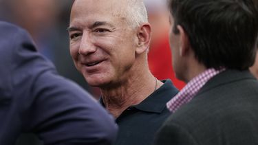 ARCHIVO - El fundador de Amazon, Jeff Bezos, antes del inicio de un partido de la NFL, el 15 de septiembre de 2022, en Kansas City, Missouri. (AP Foto/Charlie Riedel, File)
