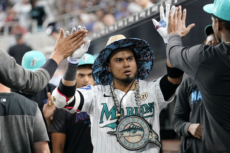 El venezolano Luis Arráez recibe felicitaciones tras batear un jonrón solitario en el séptimo inning del duelo ante los Bravos de Atlanta, el viernes 15 de septiembre de 2023 (AP Foto/Lynne Sladky)