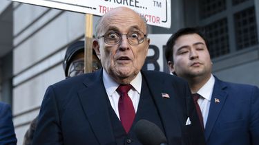 El exalcalde de Nueva York, Rudy Giuliani, habla con la prensa afuera de un tribunal federal en Washington, el 15 de diciembre de 2023. (Foto AP/José Luis Magaña)