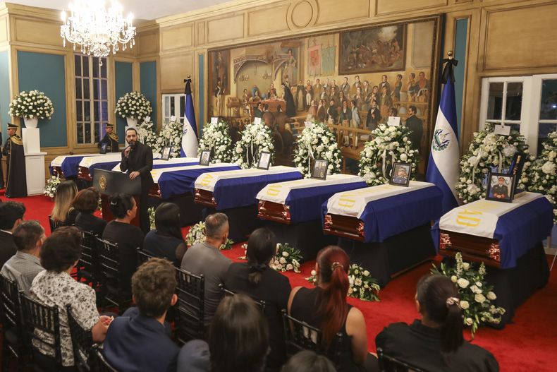 El presidente de El Salvador Nayib Bukele se dirige a los familiares de ocho oficiales de policía que murieron en el accidente de un helicóptero militar, durante su funeral en San Salvador, El Salvador, el martes 10 de septiembre de 2024. Además del director de la Policía Nacional Civil y otros policías de alto rango, en el accidente murió un fugitivo que había sido capturado. (AP Foto/Salvador Meléndez)