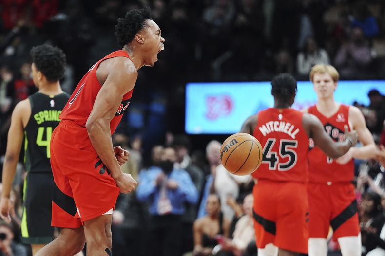 Scottie Barnes (izquierda), de los Raptors de Toronto, festeja el triunfo ante los Celtics de Boston, el miércoles 15 de enero de 2025 (Frank Gunn/The Canadian Press via AP)