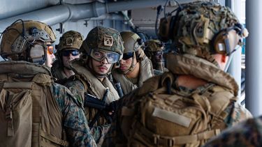 Esta imagen tomada de un video proporcionado por el Comando Central de Estados Unidos muestra marineros y marines estadounidenses a bordo del USS Tripoli (LHA 7) a su llegada a la zona de responsabilidad del Comando Central de EEUU, el 27 de marzo de 2026. (Comando Central de Estados Unidos via AP)