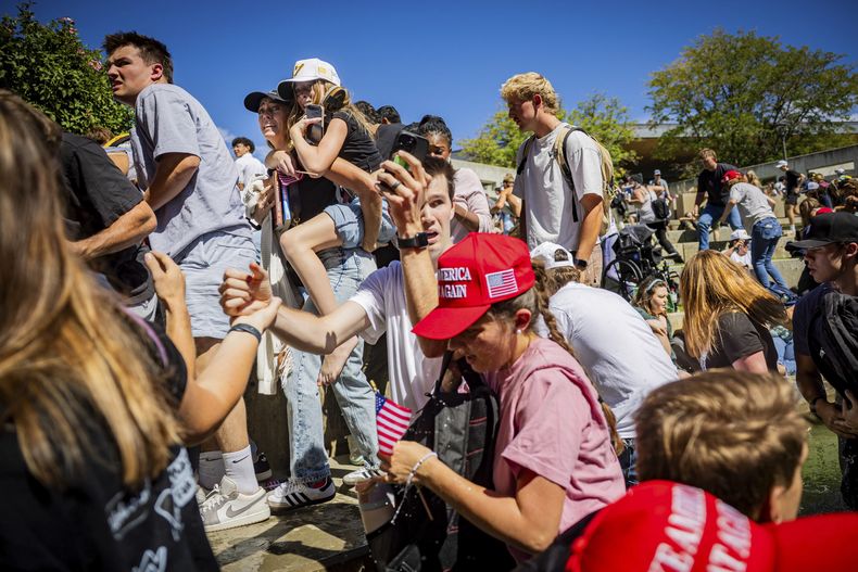 Asistentes reaccionan luego de que Charlie Kirk, director general y cofundador de la organización juvenil Turning Point USA, fuese baleado en la Universidad Utah Valley el 10 de septiembre de 2025, en Orem, Utah. (Tess Crowley/The Deseret News vía AP)