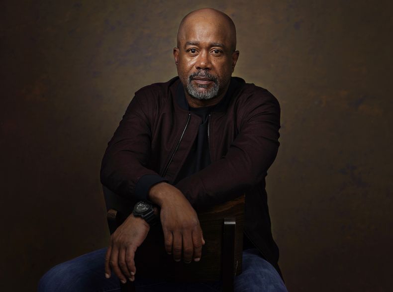 El cantautor Darius Rucker posa para un retrato en Los Angeles el 21 de agosto de 2023, para promover su álbum Carolyns Boy. (Foto AP /Chris Pizzello)