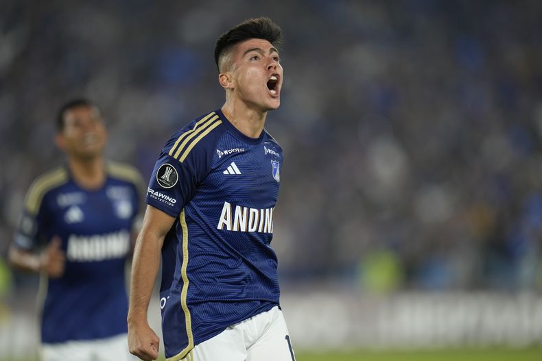 El colombiano Daniel Ruiz festeja tras anotar por Millonarios de Colombia ante Flamengo de Brasil en un encuentro de la Copa Libertadores disputado el martes 2 de abril de 2024 (AP Foto/Fernando Vergara)