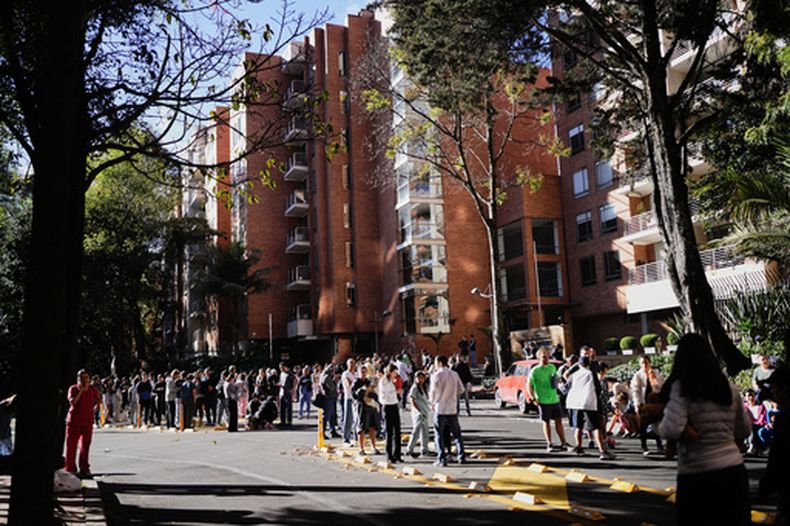 Personas permanecen fuera de sus casas después de que se sintiera un terremoto en Bogotá, Colombia, el lunes 10 de agosto de 2026. (AP Foto/Iván Valencia)