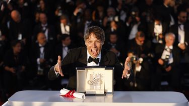 Sean Baker, ganador de la Palma de Oro por su película Anora, posa durante una sesión de fotos después de la ceremonia de premiación en la edición 77 del Festival Internacional de Cine de Cannes, en el sur de Francia, el sábado 25 de mayo de 2024. (Foto por Vianney Le Caer/Invision/AP)