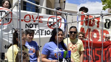 Justicia de EEUU incrementa presión sobre ciudades santuario