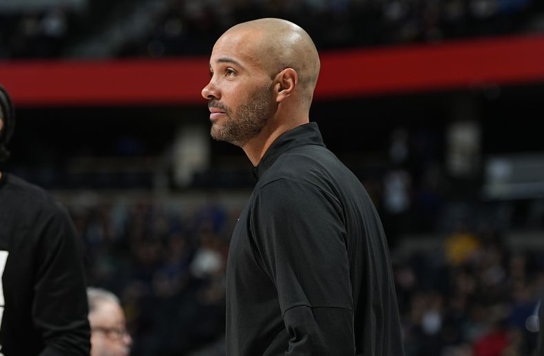 ARCHIVO - Foto del 28 de febrero del 2024, el asistente de los Kings de Sacramento Jordi Fernández durante un juego ante los Nuggets de Denver. Fernández ha sido contratado por los Nets de Brooklyn como su nuevo entrenador. (AP Foto/David Zalubowski, archivo)