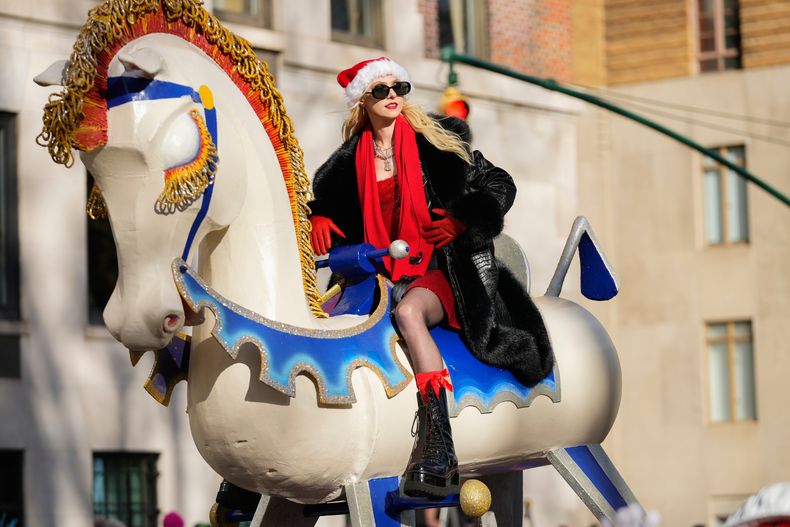 Taylor Momsen recorre Central Park West en la carroza del Caballo Mecedor durante el Desfile del Día de Acción de Gracias de Macys, el jueves 27 de noviembre de 2025, en Nueva York. (Foto AP/Frank Franklin)