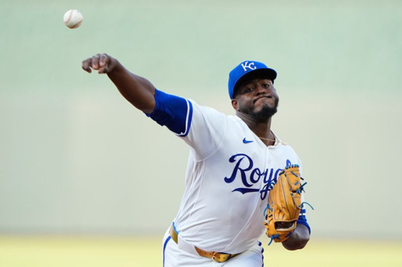El venezolano Luinder Ávila, de los Reales de Kansas City, lanza en el duelo del martes 21 de julio de 2026 ante los Gigantes de San Francisco (AP Foto/Charlie Riedel)