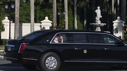 El presidente Donald Trump saluda desde su limusina a su llegada a su club de golf en West Palm Beach, Florida, el 8 de marzo de 2025. (AP Foto/Manuel Balce Ceneta)