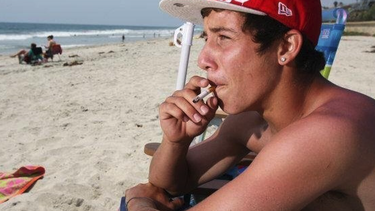 miami beach considera prohibir que se fume en las playas y en los parques