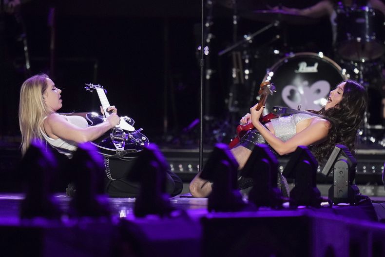 La guitarrista Emily Rosenfield, izquierda, y la cantante estadounidense Olivia Rodrigo se presentan durante la gira mundial Guts de Rodrigo en la Ciudad de México, el miércoles 2 de abril de 2025. (Foto AP/Eduardo Verdugo)