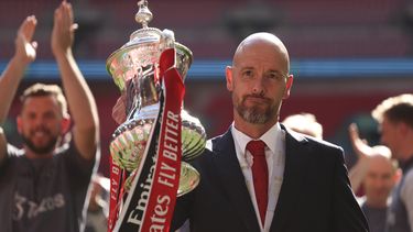 ARCHIVO - Foto del 25 de mayo del 2024, el técnico del Manchester United Erik ten Hag celebra con el trofeo tras ganar la final de la Copa FA. (AP Foto/Ian Walton)