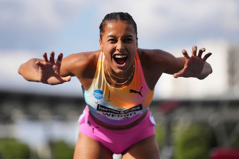 ARCHIVO - La suiza Audrey Werro posa tras ganar los 800 metros femeninos en la reunión atlética Meeting de París de la Liga Wanda de Diamante en París, el 28 de junio de 2026. (Foto AP/Aurelien Morissard, Archivo)