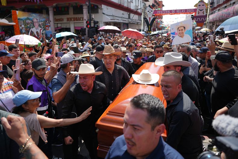 Una multitud despide al fallecido alcalde Carlos Alberto Manzo Rodríguez, quien fue baleado durante las celebraciones del Día de Muertos, el domingo 2 de noviembre de 2025, en Uruapan, estado de Michoacán, México. (AP Foto/Eduardo Verdugo)